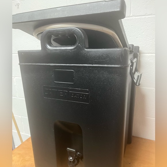 10 Gal hot or cold serving dispenser by Cater Gater. Used only a few times